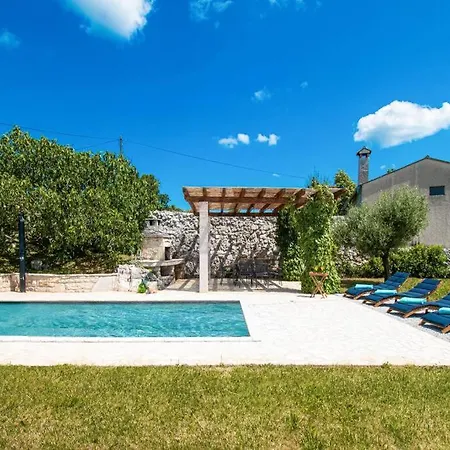 Beautiful Stone D'vita With A Private Pool וילה