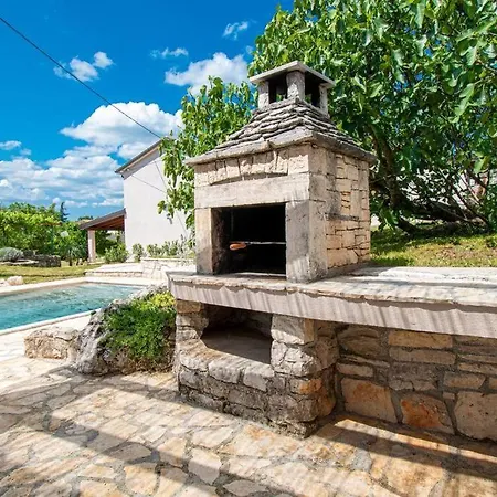 Beautiful Stone D'vita With A Private Pool